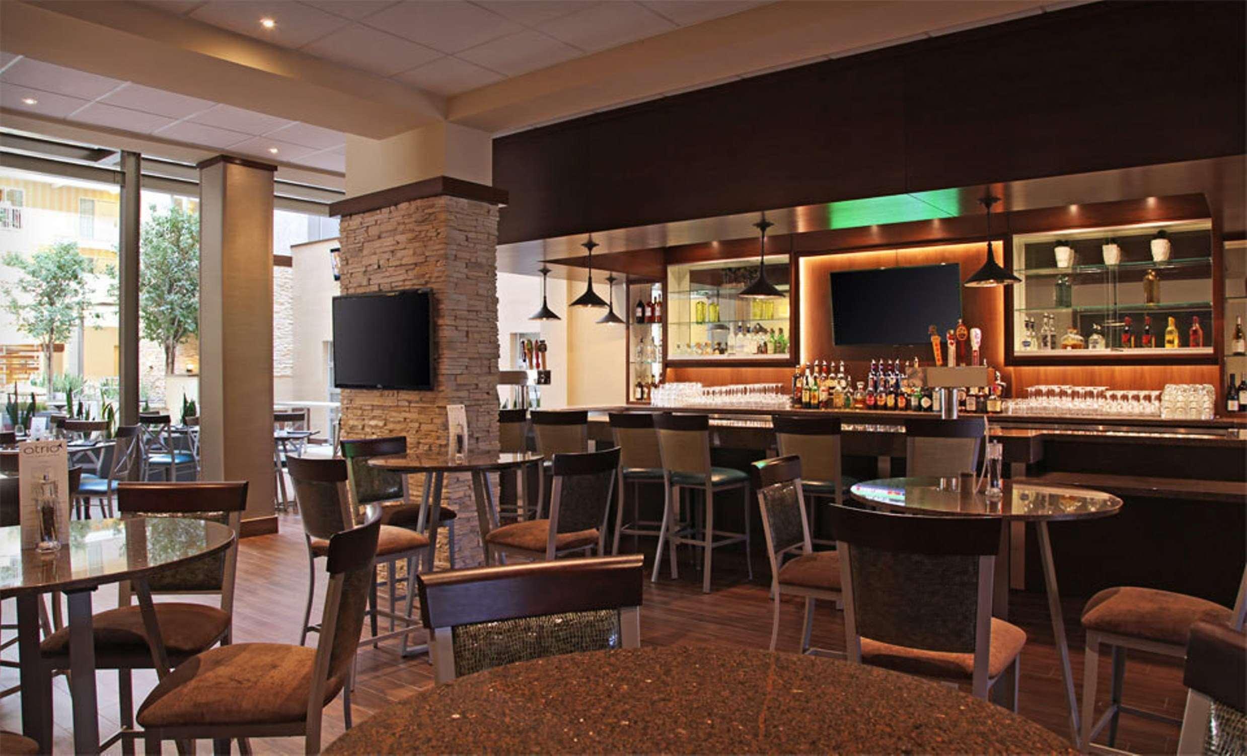 Embassy Suites By Hilton Dallas Market Center Restaurant photo