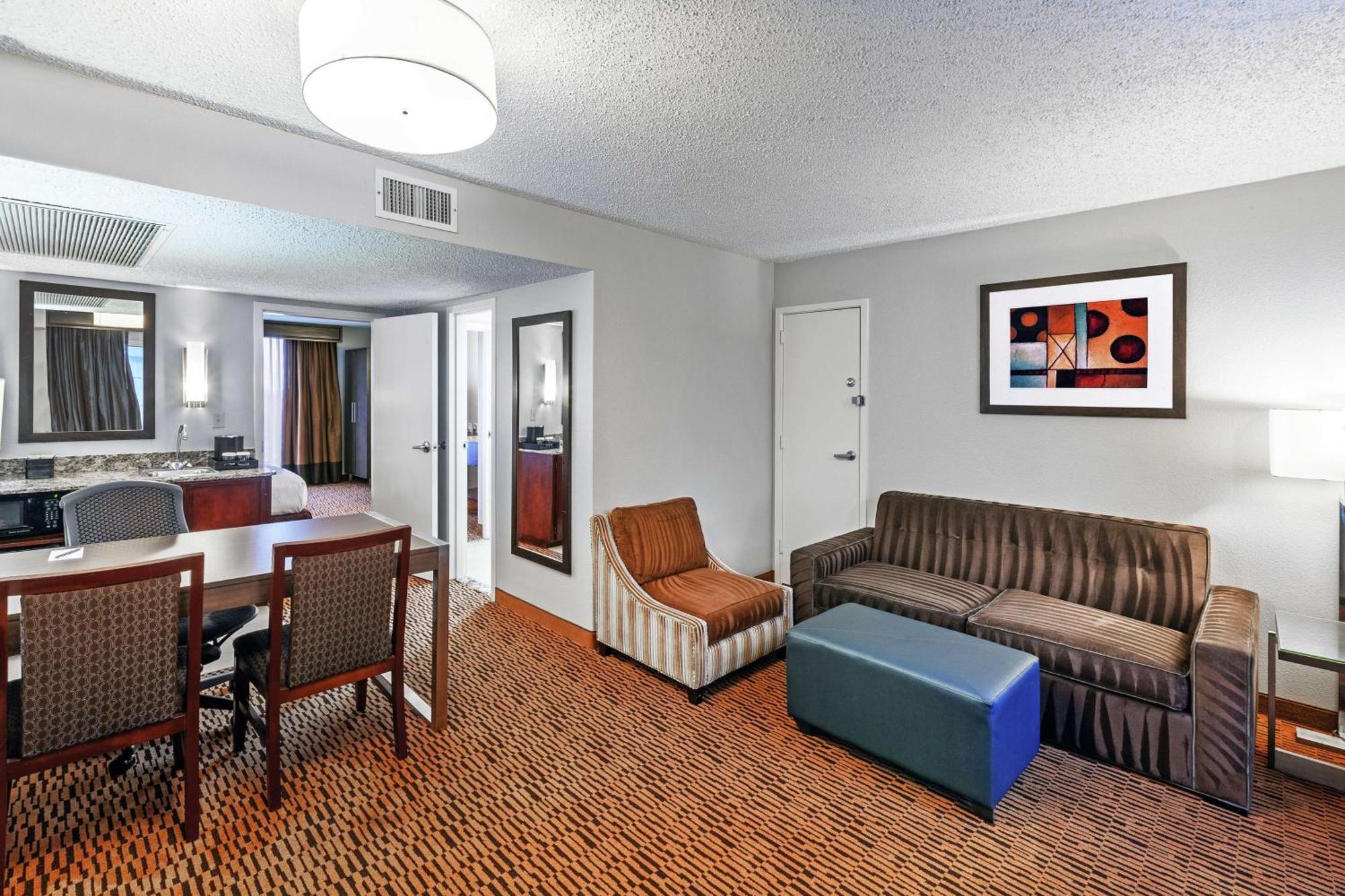 Embassy Suites By Hilton Dallas Market Center Exterior photo